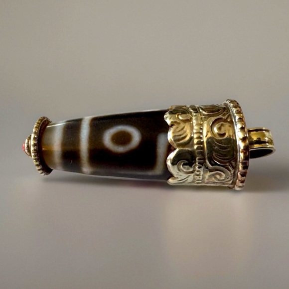 Vintage Hand Carved Floral Pattern Tibetan Akate(Dzi) Amulet Silver Pendant 13Gm - Picture 1 of 11